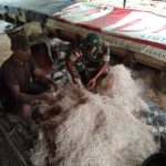 Belajar Mengolah Sagu, Satgas Kodim Maluku Yonarhanud 11/WBY Jalin Komsos di Negeri Itakawa, Kamis (10/02/2022), (V24/AL)