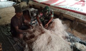 Belajar Mengolah Sagu, Satgas Kodim Maluku Yonarhanud 11/WBY Jalin Komsos di Negeri Itakawa, Kamis (10/02/2022), (V24/AL)