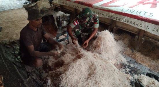 Belajar Mengolah Sagu, Satgas Kodim Maluku Yonarhanud 11/WBY Jalin Komsos di Negeri Itakawa, Kamis (10/02/2022), (V24/AL)
