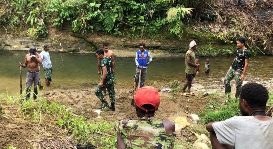 Membantu Masyarakat Perbatasan, Satgas Yonif 126/KC Bersihkan Irigasi di Pegunungan Bintang, Kamis (10/02/2022), (V24/AL)