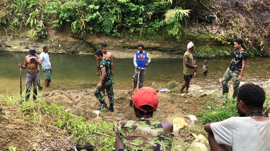 Membantu Masyarakat Perbatasan, Satgas Yonif 126/KC Bersihkan Irigasi di Pegunungan Bintang, Kamis (10/02/2022), (V24/AL)