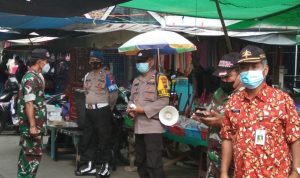 Susuri Pasar Gawok, Anggota Koramil 07 Gatak Ajak Warga Wetap Didiplin Prokes, Jumat (11/02/2022), (V24/AL)