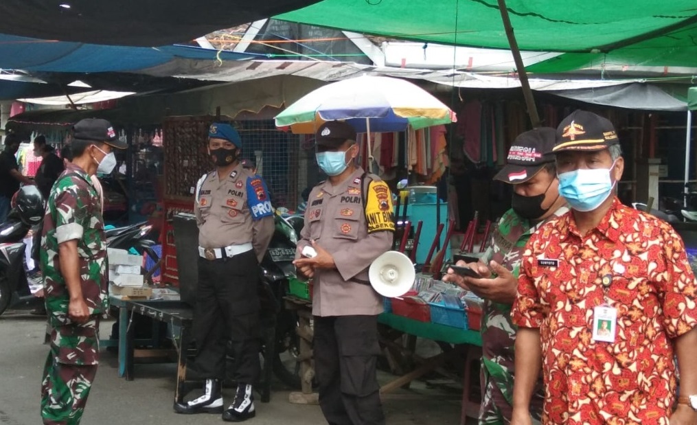 Susuri Pasar Gawok, Anggota Koramil 07 Gatak Ajak Warga Wetap Didiplin Prokes, Jumat (11/02/2022), (V24/AL)