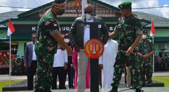 Korem 174/ATW Kukuhkan Bupati Merauke Sebagai Orang Tua Asuh Prajurit Yonif 757/GV, Jumat (11/02/2022), (V24/AL)