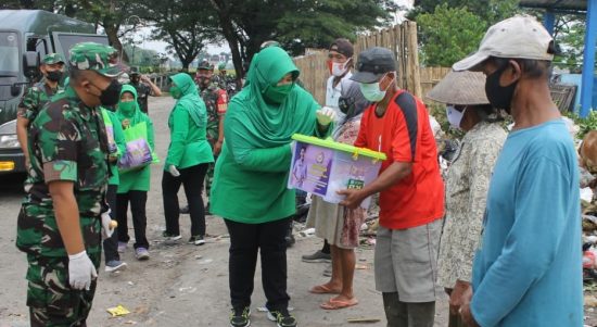 Persit Kodim Sragen Gelar Jumat Berkah Ibu Hetty Andika Perkasa, Jumat (11/02/2022), (V24/AL)