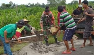 Kerja Bakti Sarana Memperkuat Kemanunggalan TNI Dengan Rakyat, Jumat (11/02/2022), (V24/AL)