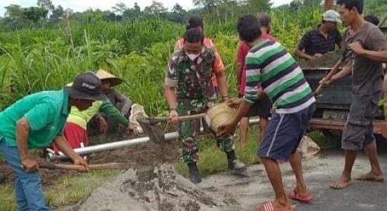 Kerja Bakti Sarana Memperkuat Kemanunggalan TNI Dengan Rakyat, Jumat (11/02/2022), (V24/AL)
