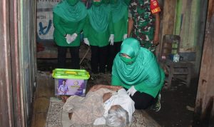 Bantu Keluarga Sakit, Persit Kodim Sragen Berikan 100 Paket Sembako, Jumat (11/02/2022), (V24/AL)
