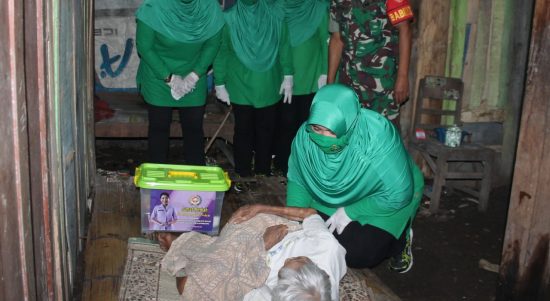 Bantu Keluarga Sakit, Persit Kodim Sragen Berikan 100 Paket Sembako, Jumat (11/02/2022), (V24/AL)
