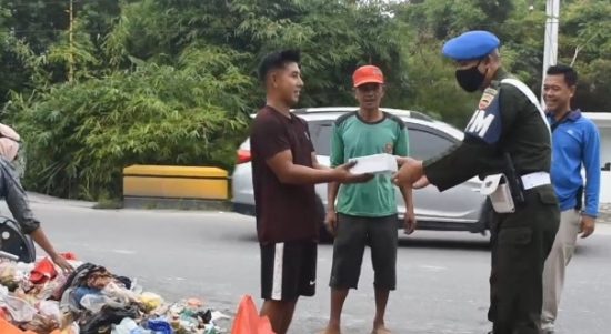 Bingkisan Seyum dari Denpom 1/3 Pekanbaru, Di Jumat Berkah, Sabtu (12/02/2022), (V24/AL)