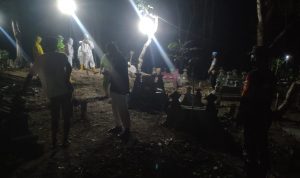 Babinsa Jerukan Dampingi Pemakaman Sesuai Prokes, Minggu (13/02/2022), (V24/AL)