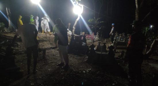 Babinsa Jerukan Dampingi Pemakaman Sesuai Prokes, Minggu (13/02/2022), (V24/AL)