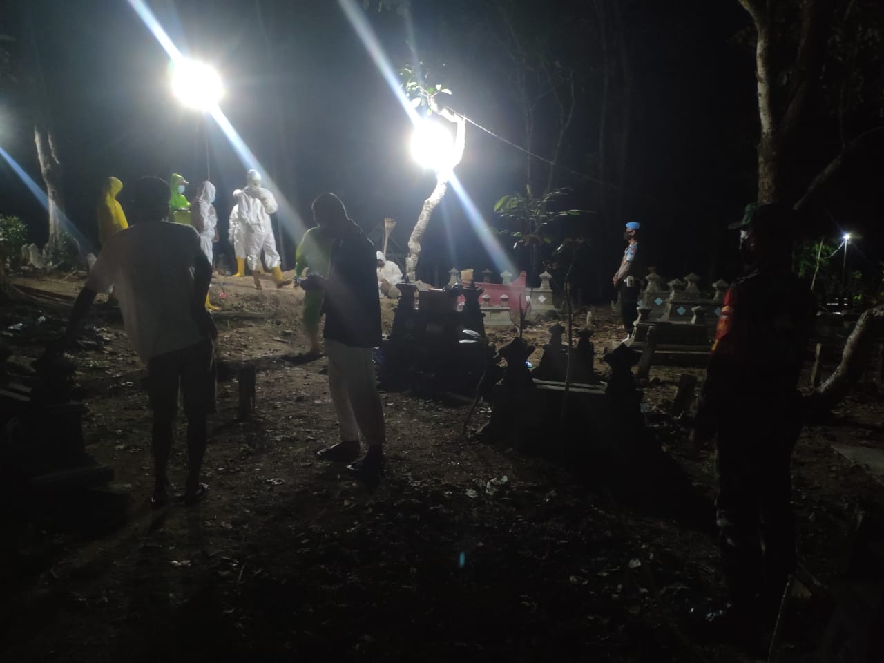 Babinsa Jerukan Dampingi Pemakaman Sesuai Prokes, Minggu (13/02/2022), (V24/AL)