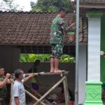 Anggota Koramil Tipe B 0808/16 Talun Laksanakan Kerja Bakti Pengecatan Mushola Di Wilayah Binaan, Minggu (13/02/2022), (V24/AL)