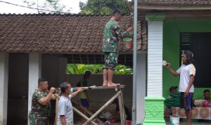 Anggota Koramil Tipe B 0808/16 Talun Laksanakan Kerja Bakti Pengecatan Mushola Di Wilayah Binaan, Minggu (13/02/2022), (V24/AL)