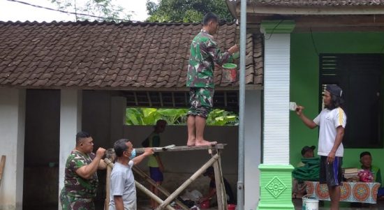 Anggota Koramil Tipe B 0808/16 Talun Laksanakan Kerja Bakti Pengecatan Mushola Di Wilayah Binaan, Minggu (13/02/2022), (V24/AL)