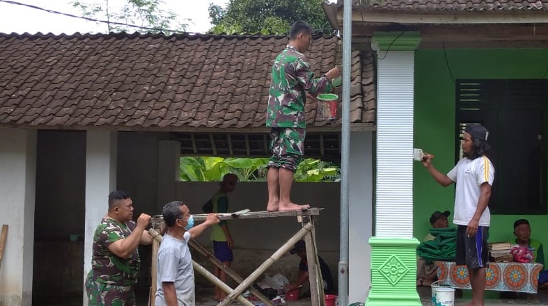 Anggota Koramil Tipe B 0808/16 Talun Laksanakan Kerja Bakti Pengecatan Mushola Di Wilayah Binaan, Minggu (13/02/2022), (V24/AL)