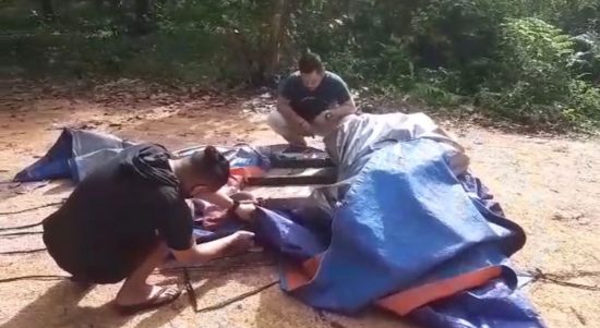 Judi Ayam Digrebek, Pelaku Kabur Tinggalkan Tenda-tendanya Beserta Ayam yang Malang, Minggu (13/02/2022), (V24/AL)