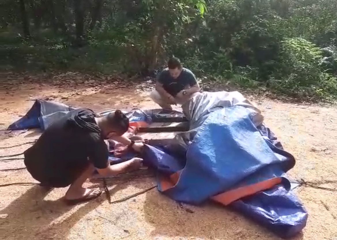 Judi Ayam Digrebek, Pelaku Kabur Tinggalkan Tenda-tendanya Beserta Ayam yang Malang, Minggu (13/02/2022), (V24/AL)