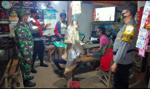 Sigap Cegah Covid-19 Merebak Kembali, Anggota Koramil 9 Sambungmacan Aktif Sambangi Warga Berikan Himbauan Prokes, Minggu (13/02/2022), (V24/AL)
