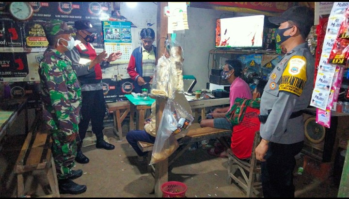 Sigap Cegah Covid-19 Merebak Kembali, Anggota Koramil 9 Sambungmacan Aktif Sambangi Warga Berikan Himbauan Prokes, Minggu (13/02/2022), (V24/AL)