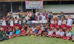 TNI Peduli Anak Papua, Satgas Yonif 126/KC Bagikan Perlengkapan Sekolah Kepada Siswa-Siswi di Perbatasan, Senin (14/02/2022), (V24/AL)