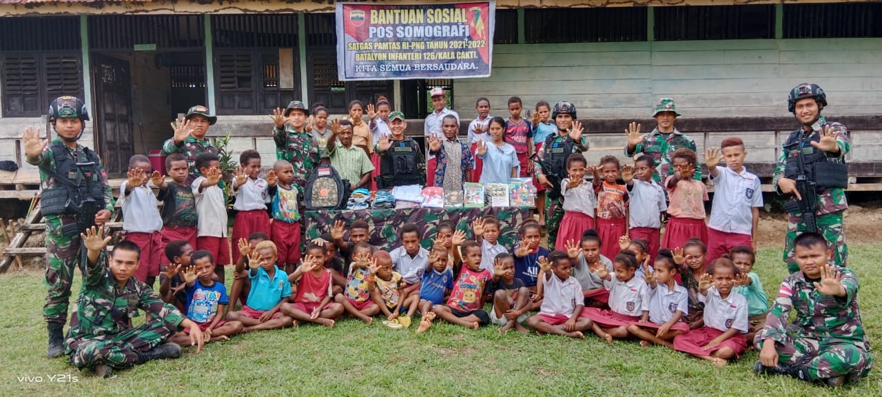 TNI Peduli Anak Papua, Satgas Yonif 126/KC Bagikan Perlengkapan Sekolah Kepada Siswa-Siswi di Perbatasan, Senin (14/02/2022), (V24/AL)