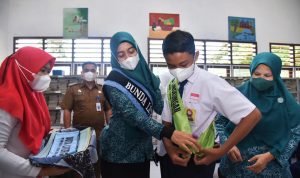 Bunda Literasi Batu Bara Ajak Siswa Gemar Membaca dan Peduli Lingkungan, Senin (14/02/2022), (V24/AL)