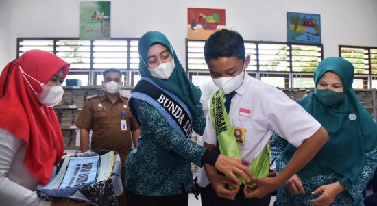 Bunda Literasi Batu Bara Ajak Siswa Gemar Membaca dan Peduli Lingkungan, Senin (14/02/2022), (V24/AL)