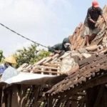 Babinsa Babadan Karya Bakti Perbaiki Atap Warga Binaan, Senin (14/02/2022), (V24/AL)