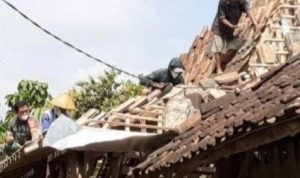 Babinsa Babadan Karya Bakti Perbaiki Atap Warga Binaan, Senin (14/02/2022), (V24/AL)