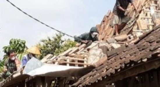 Babinsa Babadan Karya Bakti Perbaiki Atap Warga Binaan, Senin (14/02/2022), (V24/AL)