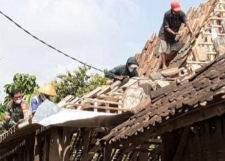 Babinsa Babadan Karya Bakti Perbaiki Atap Warga Binaan, Senin (14/02/2022), (V24/AL)