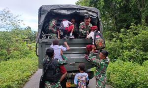 Satgas Yonif 126/KC Bantu Antar Jemput Anak Sekolah di Perbatasan, Selasa (15/02/2022), (V24/AL)