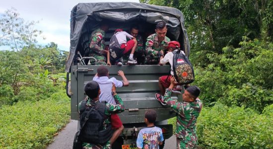 Satgas Yonif 126/KC Bantu Antar Jemput Anak Sekolah di Perbatasan, Selasa (15/02/2022), (V24/AL)