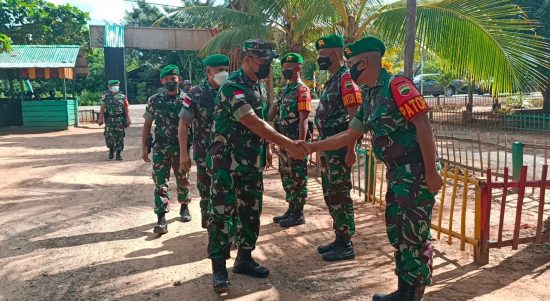 Danrem 174 Merauke Brigjen TNI E. Reza Pahlevi Kunjungi Pos Satgas Pamtas RI-PNG Yonif 123/Rajawali, Selasa (14/02/22), (V24/AL)