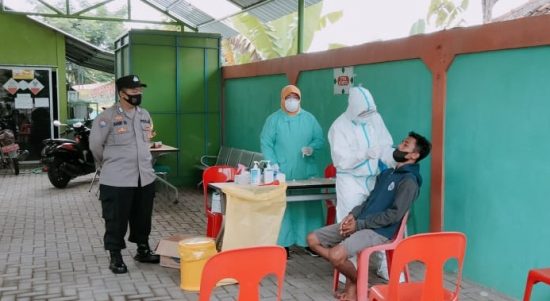 Babinsa Gondangrawe Dampingi Nakes Tes Swab PCR Warga Binaan, Rabu (16/02/2022), (V24/AL)