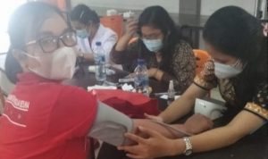 Pimpinan Gereja GKPS Teladan Sampaikan Terimakasih kepada Anggota DPRD Sumut Berliana Samosir, Rabu (16/02/2022), (V24/AL)