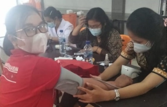 Pimpinan Gereja GKPS Teladan Sampaikan Terimakasih kepada Anggota DPRD Sumut Berliana Samosir, Rabu (16/02/2022), (V24/AL)
