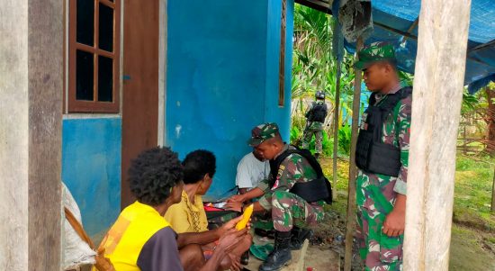 Pelayanan Kesehatan Door to Door Satgas Yonif 126/KC Kepada Warga Papua, Rabu (16/02/2022), (V24/AL)