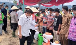 Pulihkan Pertanian, Pangdam I/BB Bersama Forkopimda Sumut Serahkan Sarana Pertanian Kepada Para Petani di Kabupaten Karo, Rabu (16/02/2022), (V24/AL)