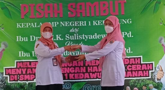 Danramil Kedawung Hadiri Pisah Sambut Kepala Sekolah SMPN I Kedawung, Kamis (17/02/2022), (V24/AL)