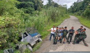 Aksi Heroik Anggota TNI di Papua, Satgas Yonif 126/KC Evakuasi Kendaraan yang Hampir Jatuh ke Jurang, Kamis (17/02/2022), (V24/AL)