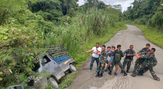 Aksi Heroik Anggota TNI di Papua, Satgas Yonif 126/KC Evakuasi Kendaraan yang Hampir Jatuh ke Jurang, Kamis (17/02/2022), (V24/AL)