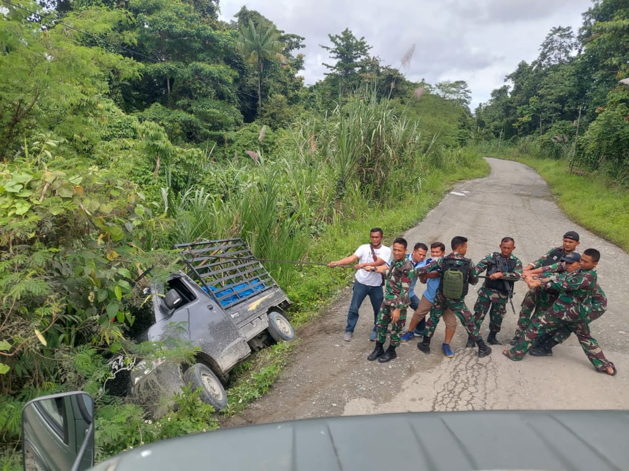 Aksi Heroik Anggota TNI di Papua, Satgas Yonif 126/KC Evakuasi Kendaraan yang Hampir Jatuh ke Jurang, Kamis (17/02/2022), (V24/AL)