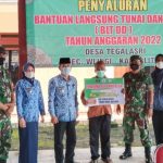 Pastikan Berjalan Lancar Dan Aman, Babinsa Koramil Tipe B 0808/12 Wlingi Dampingi Penyaluran BLT DD, Kamis (17/02/2022), (V24/AL)