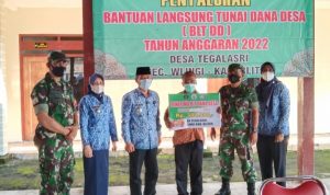 Pastikan Berjalan Lancar Dan Aman, Babinsa Koramil Tipe B 0808/12 Wlingi Dampingi Penyaluran BLT DD, Kamis (17/02/2022), (V24/AL)