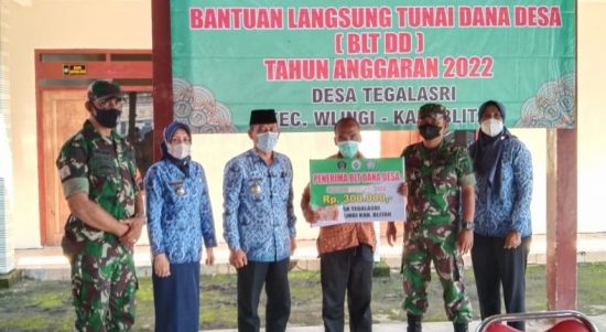 Pastikan Berjalan Lancar Dan Aman, Babinsa Koramil Tipe B 0808/12 Wlingi Dampingi Penyaluran BLT DD, Kamis (17/02/2022), (V24/AL)