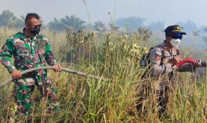 Tim Gabungan Satgas Karhutla Kecamatan Rasau Jaya Lakukan Pemadaman Di Desa Pematang Tujuh Kec. Rasau Jaya, Kamis (17/02/2022), (V24/AL)