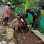 Peduli Lingkungan, Babinsa Bantu Warga Menanam Pohon Buah, Jumat (18/02/2022), (V24/AL)